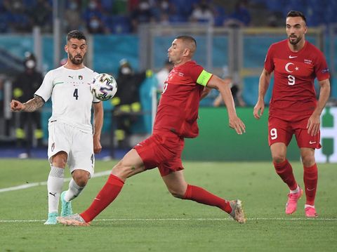 Turki vs Italia di Euro 2020 Soccer Football - Euro 2020 - Group A - Turkey v Italy - Stadio Olimpico, Rome, Italy - June 11, 2021 Italy's Leonardo Spinazzola in action with Turkey's Burak Yilmaz Pool via REUTERS/Alberto Lingria