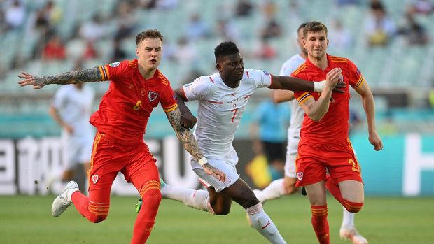 BAKU, AZERBAIJAN - JUNE 12: Breel Embolo of Switzerland battles for possession with Joe Rodon and Chris Mepham of Wales during the UEFA Euro 2020 Championship Group A match between Wales and Switzerland at the Baku Olympic Stadium on June 12, 2021 in Baku, Azerbaijan. (Photo by Dan Mullan/Getty Images)