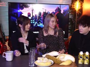 Cicip Ragam Olahan Durian, Begini Reaksi para YouTuber Asing Cicip Ragam Olahan Durian, Begini Reaksi para YouTuber Asing