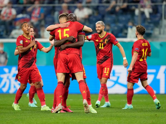 SAINT PETERSBURG, RUSSIA - JUNE 12: Thomas Meunier of Belgium celebrates with Romelu Lukaku and team mates after scoring their sides second goal during the UEFA Euro 2020 Championship Group B match between Belgium and Russia on June 12, 2021 in Saint Petersburg, Russia. (Photo by Dmitry Lovetsky - Pool/Getty Images)