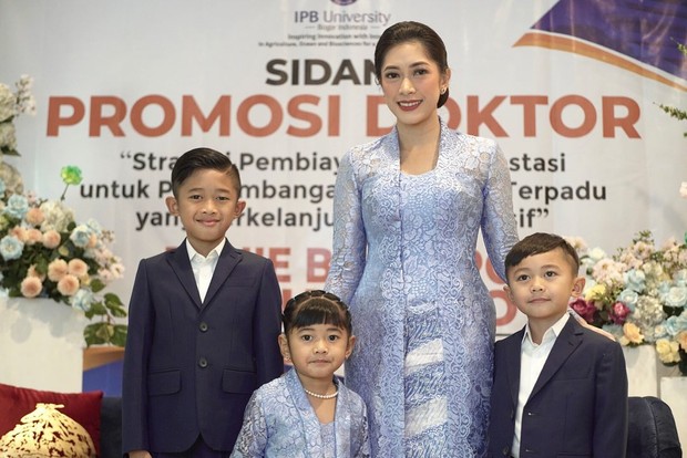 Aliya Rajasa Beserta Ketiga Anaknya Aliya Rajasa Beserta Ketiga Anaknya/instagram.com/ruby_26