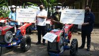 Asyik! Petani di Ciamis Terima Bantuan Tractor