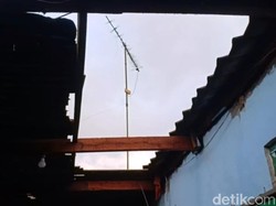 Puting Beliung Rusak Sejumlah Rumah Warga di Cibadak Sukabumi