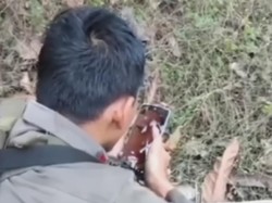 Haru! Brimob Azani Anaknya Lewat Video Call di Sela Kejar Teroris MIT