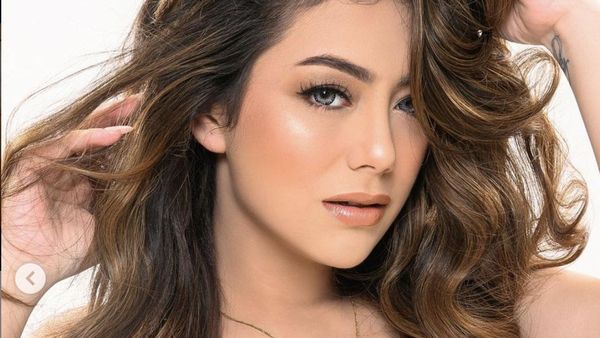 Gaya Celine Evangelista Pakai Tanktop, Dijuluki Hot Mom Hingga Marimar Lokal