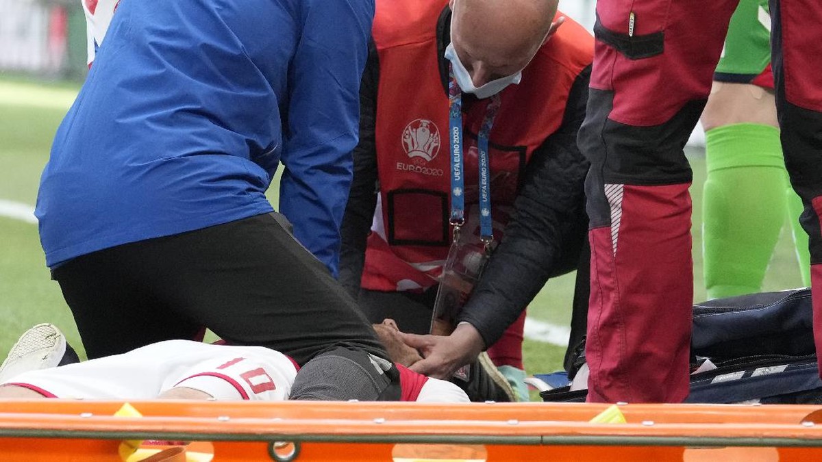 Tim medis menangani Christian Eriksen yang kolaps di lapangan saat laga Denmark vs Finlandia. (Foto: AP/Martin Meissner)