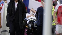 Terakhir tentu saja Christian Eriksen, yang kolaps di laga Denmark vs Finlandia di Euro 2020. Pemain Inter Milan itu ambruk tak sadarkan diri, dan harus mendapat pertolongan CPR dari petugas medis. Ia bisa sadarkan diri dan langsung dibawa ke rumah sakit. (Foto: AP/Friedemann Vogel)