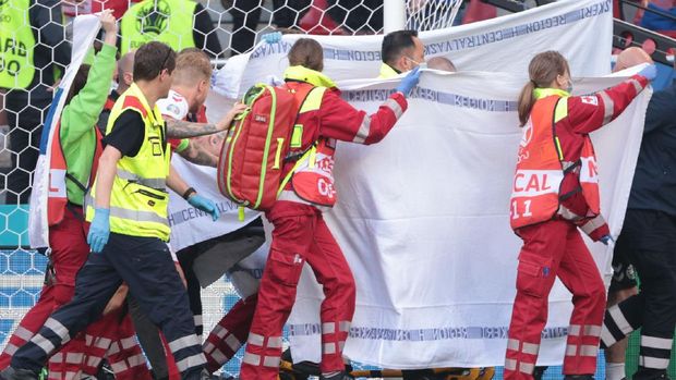 Soccer Football - Euro 2020 - Group B - Denmark v Finland - Parken Stadium, Copenhagen, Denmark - June 12, 2021 The game is postponed as Denmark's Christian Eriksen is carried off after collapsing during the match Pool via REUTERS/Hannah Mckay