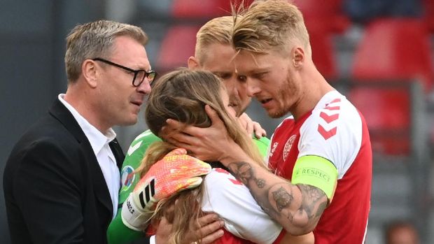 Soccer Football - Euro 2020 - Group B - Denmark v Finland - Parken Stadium, Copenhagen, Denmark - June 12, 2021 Denmark's Simon Kjaer and Kasper Schmeichel calm down Christian Eriksen's partner, Sabrina Kvist Jensen Pool via REUTERS / Jonathan Nackstrand