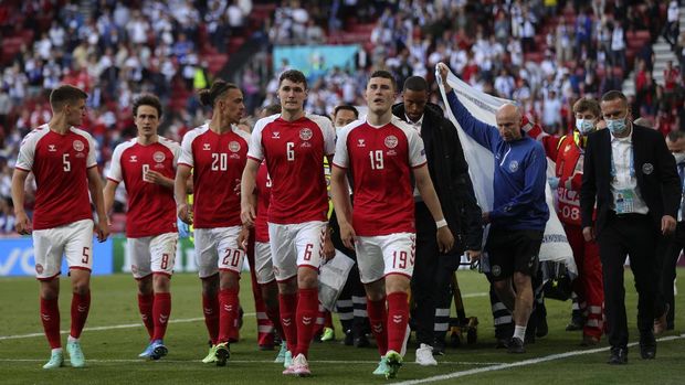 Paramedics using a stretcher to take out of the pitch Denmark's Christian Eriksen after he collapsed during the Euro 2020 soccer championship group B match between Denmark and Finland at Parken stadium in Copenhagen, Denmark, Saturday, June 12, 2021. (Friedemann Vogel/Pool via AP)
