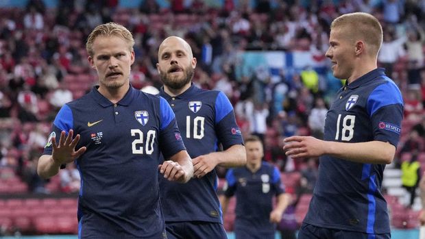 Finland's Joel Pohjanpalo, left, celebrates after scoring his side's opening goal during the Euro 2020 soccer championship group B match between Denmark and Finland at Parken stadium in Copenhagen, Saturday, June 12, 2021. (AP Photo/Martin Meissner, Pool)