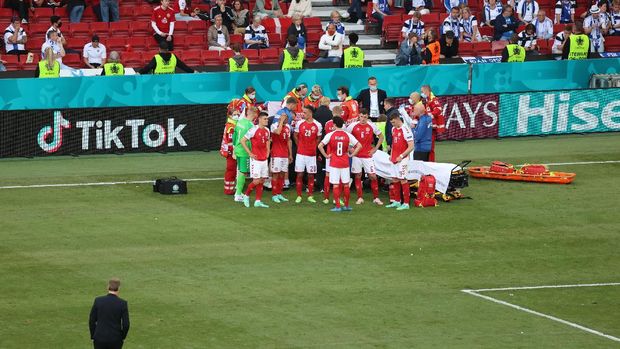 Soccer Football - Euro 2020 - Group B - Denmark v Finland - Parken Stadium, Copenhagen, Denmark - June 12, 2021 Denmark coach Kasper Hjulmand walks towards the Denmark players next to Christian Eriksen as he receives medical attention after collapsing during the match Pool via REUTERS/Wolfgang Rattay