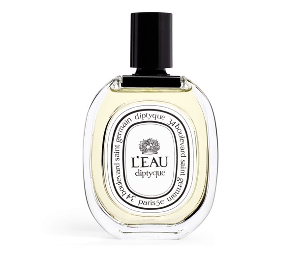 Diptyque L'Eau/diptyqueparis.com Parfum ini menawarkan aroma maserasi cengkeh dan kayu manis, tetapi terdapat aroma rose dan sandalwood.