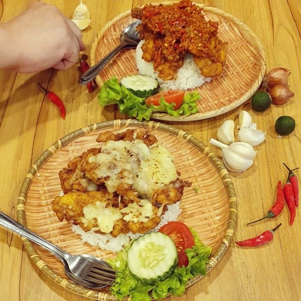 D'Penyetz yang menyajikan menu ayam penyet yang sudah tersebar di 5 negara dan memiliki 100 cabang.