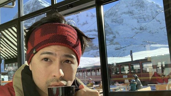 Serunya Erick Iskandar saat Nikmati Kopi di Tengah Hamparan Salju