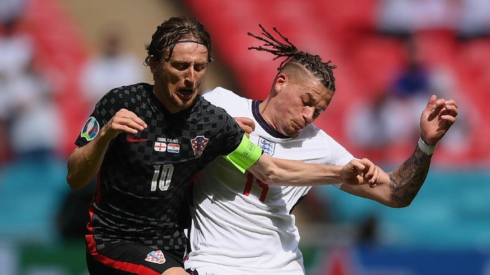 LONDON, ENGLAND - JUNE 13: Luka Modric of Croatia is challenged by Kalvin Phillips of England during the UEFA Euro 2020 Championship Group D match between England and Croatia at Wembley Stadium on June 13, 2021 in London, England. (Photo by Laurence Griffiths/Getty Images)