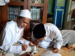 Kiai Nawawi Pengasuh Ponpes Sidogiri Wafat, Gus Ipul Sebut Kehilangan Guru-Panutan