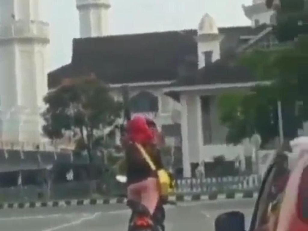 Viral Video Pemotor Joget di Lampu Merah Bandung, Polisi: Membahayakan! Viral Video Pemotor Joget di Lampu Merah Bandung, Polisi: Membahayakan!
