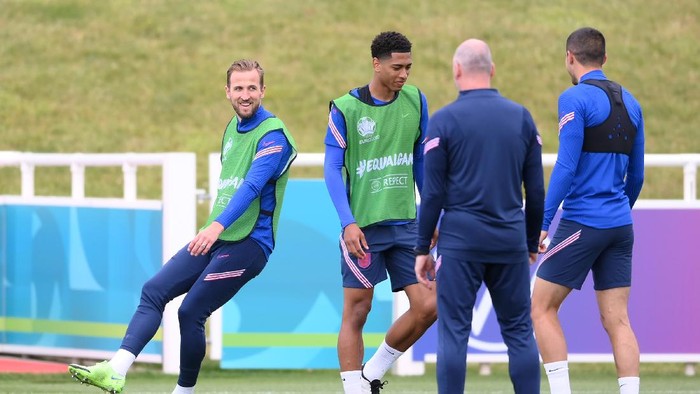 BURTON UPON TRENT, ENGLAND - JUNE 12: Harry Kane (L) of England reacts during the England Training Session ahead of the Euro 2020 Group D match between England and Croatia at St. Georges Park on June 12, 2021 in Burton upon Trent, England. (Photo by Laurence Griffiths/Getty Images)