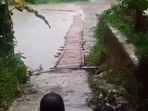Jembatan Bambu Penghubung 2 Desa di Cianjur Hanyut Akibat Luapan Sungai