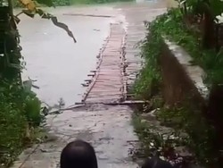 Jembatan Bambu Penghubung 2 Desa di Cianjur Hanyut Akibat Luapan Sungai
