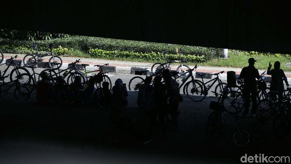 Kolong Jembatan Layang Tol Wiyoto Wiyono, Jadi Pilihan Warga Bersepeda
