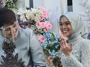 Lamaran Rizky Billar dan Lesti Kejora yang Bikin Emak-emak Histeris Lamaran Rizky Billar dan Lesti Kejora yang Bikin Emak-emak Histeris