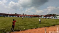 Sebelum menjadi lapangan berstandar rumput FIFA, Lapang Bola Mini Dawuan Barat dulunya hanya lapangan tanah merah. (Foto: dok. detikcom/Yuda Febrian Silitonga)