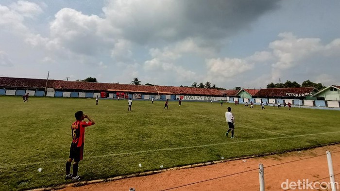 Lapangan Bola Desa, Lapang Bola Mini Dawuan Barat Lapangan Bola Mini Dawuan Barat di Kecamatan Cikampek, Karawang. Dari lapang bertanah merah, kini menjadi lapang berumput standar FIFA.