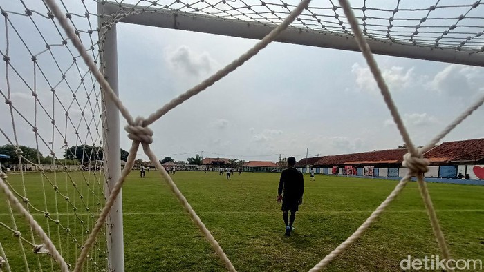 Lapangan Bola Mini Dawuan Barat di Kecamatan Cikampek, Karawang. Dari lapang bertanah merah, kini menjadi lapang berumput standar FIFA.