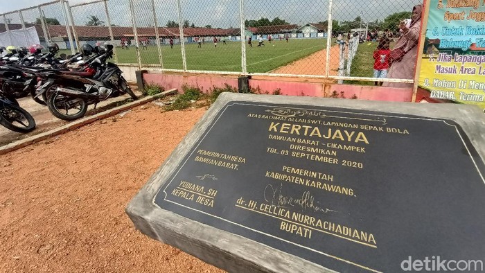 Lapangan Bola Desa, Lapang Bola Mini Dawuan Barat Lapangan Bola Mini Dawuan Barat di Kecamatan Cikampek, Karawang. Dari lapang bertanah merah, kini menjadi lapang berumput standar FIFA.