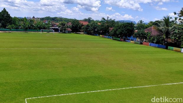 Lapangan bola Galuh Pakuan di i Desa Cigedang, Kecamatan Luragung, yang berjarak sekitar 20 kilometer dari pusat kota Kuningan.