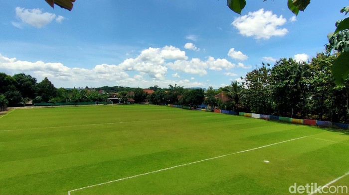 Lapangan bola Galuh Pakuan di i Desa Cigedang, Kecamatan Luragung, yang berjarak sekitar 20 kilometer dari pusat kota Kuningan.