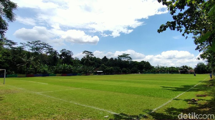 Lapangan bola Galuh Pakuan di i Desa Cigedang, Kecamatan Luragung, yang berjarak sekitar 20 kilometer dari pusat kota Kuningan.