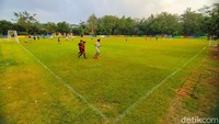 Lapangan ini bahkan diberikan nuansa pola garis-garis layaknya ditemui di stadion-stadion bola top. (Foto: dok. detikcom/Bima Bagaskara)