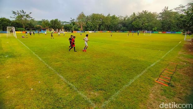 Lapangan bola Galuh Pakuan di i Desa Cigedang, Kecamatan Luragung, yang berjarak sekitar 20 kilometer dari pusat kota Kuningan.