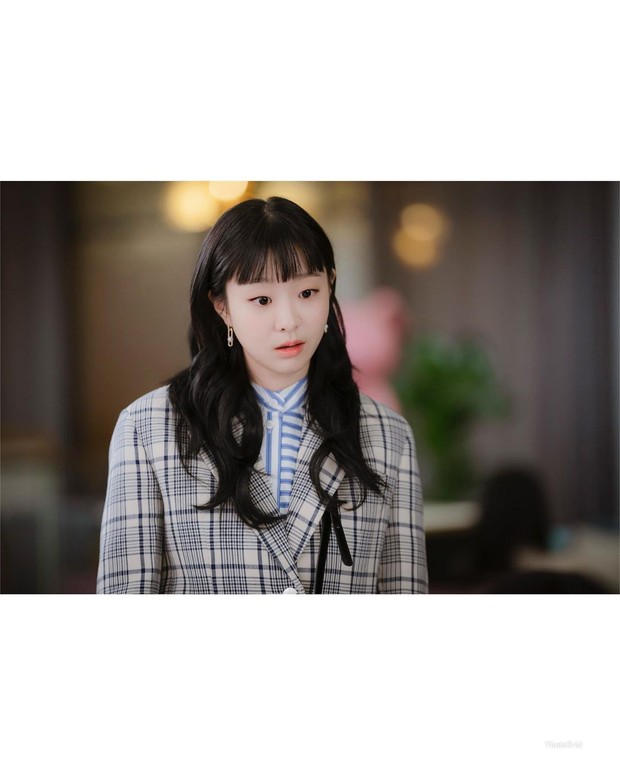 Layered cut with blunt bangs/instagram.com/lim_hyoseon Untuk model rambut Layered cut with blunt bangs, kamu bisa contek dari Kim Da Mi saat membintangi drama Itaewon Class.