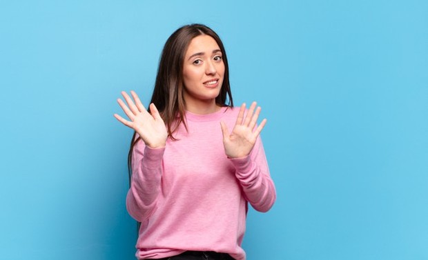 Dalam pertemanan toxic, kamu diharuskan membatasi diri sendiri agar tidak diperlakukan semena-mena.