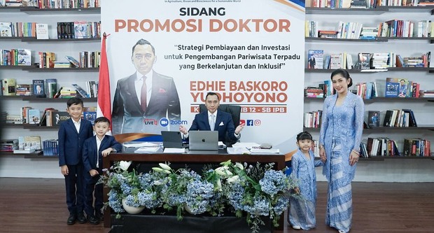 Momen Sidang Promosi Doktor Edhie Baskoro Yudhoyono Momen Sidang Promosi Doktor Edhie Baskoro Yudhoyono/instagram.com/ruby_26