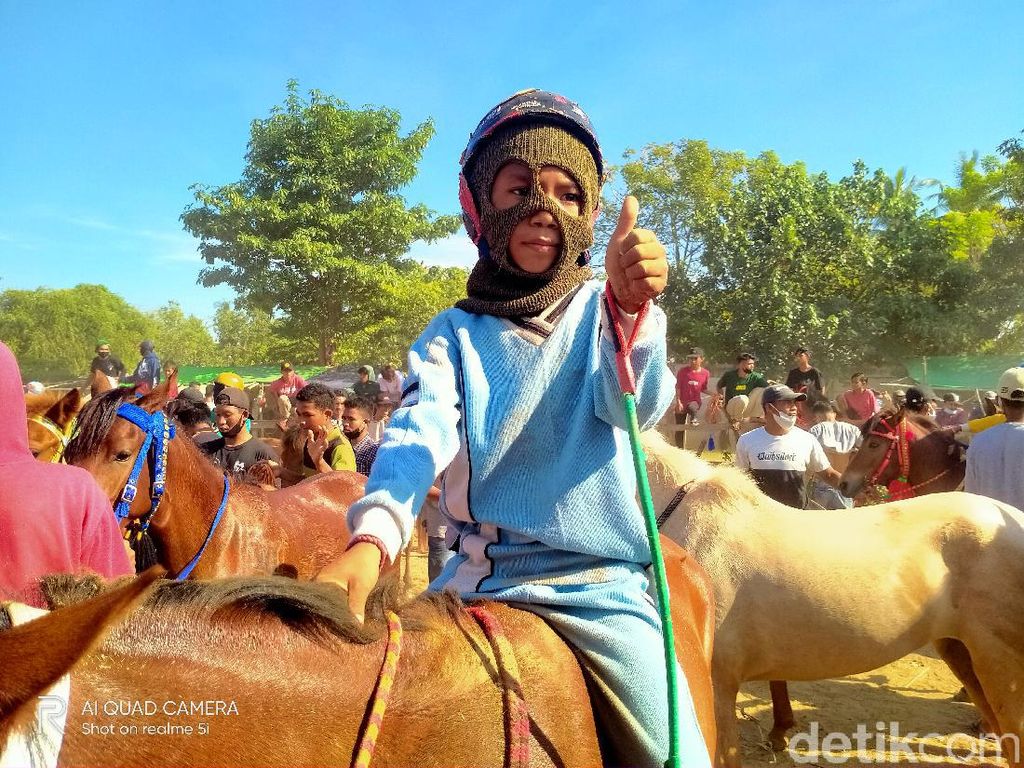 Adu Cepat Joki Cilik di Pacuan Kuda Adu Cepat Joki Cilik di Pacuan Kuda