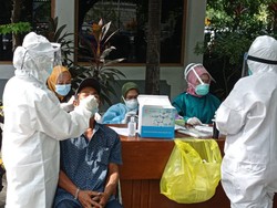 100 Lebih Pedagang di Area Masjid Al Akbar Jalani Swab Antigen, 1 Positif