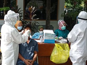 100 Lebih Pedagang di Area Masjid Al Akbar Jalani Swab Antigen, 1 Positif 100 Lebih Pedagang di Area Masjid Al Akbar Jalani Swab Antigen, 1 Positif
