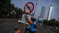 Rambu Jalur Khusus Road Bike di JLNT Casablanca Dicopot