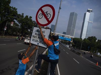 Rambu Jalur Khusus Road Bike di JLNT Casablanca Dicopot