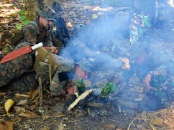 Prajurit Marinir Indonesia dan AS Latihan Jungle Patrol di Tengah Hutan