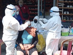 Giliran Ratusan Pedagang Pasar Loak Gembong Surabaya Di-Swab Antigen