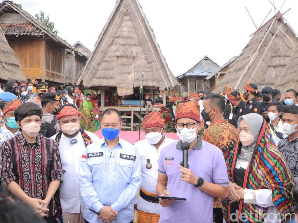 Rumah Adat Uma Lengger Bima Curi Perhatian Sandiaga dan Atta Halilintar Rumah Adat Uma Lengger Bima Curi Perhatian Sandiaga dan Atta Halilintar