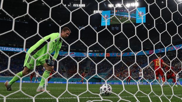 Soccer Football - Euro 2020 - Group B - Belgium v Russia - Gazprom Arena, Saint Petersburg, Russia - June 12, 2021 Russia's Anton Shunin looks dejected after Belgium's Thomas Meunier scores their second goal REUTERS/Evgenia Novozhenina