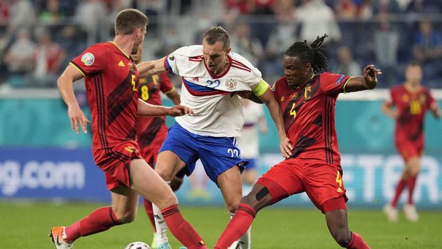 Soccer Football - Euro 2020 - Group B - Belgium v Russia - Gazprom Arena, Saint Petersburg, Russia - June 12, 2021 Russia's Artem Dzyuba in action with Belgium's Dedryck Boyata and Jan Vertonghen Pool via REUTERS/Dmitri Lovetsky