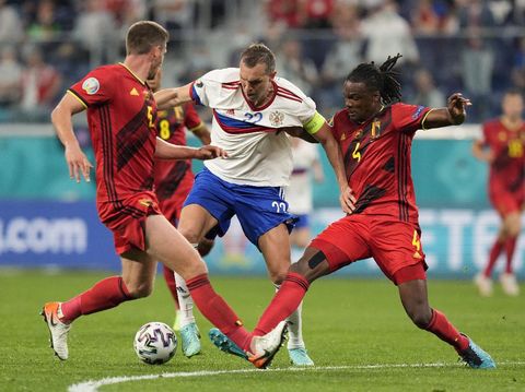 SOCCER-EURO-BEL-RUS/REPORT Soccer Football - Euro 2020 - Group B - Belgium v Russia - Gazprom Arena, Saint Petersburg, Russia - June 12, 2021 Russia's Artem Dzyuba in action with Belgium's Dedryck Boyata and Jan Vertonghen Pool via REUTERS/Dmitri Lovetsky